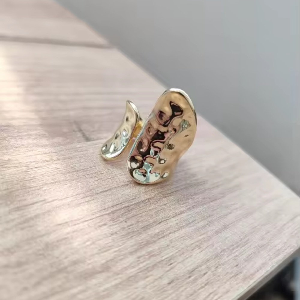 Sculpted Gold Ring - Picture 10 of 11